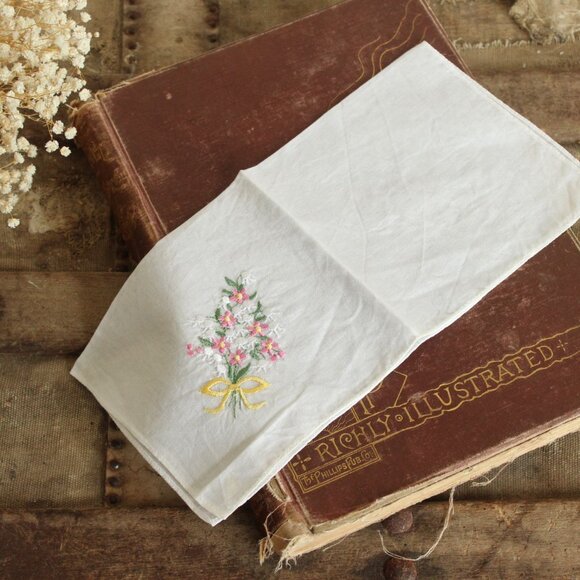 Vintage Handkerchief, White Linen with Pink and White Floral Embroidered Hankie - Picture 4 of 10